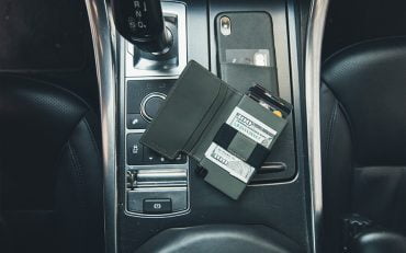 Ekster ultra-slim tracker card