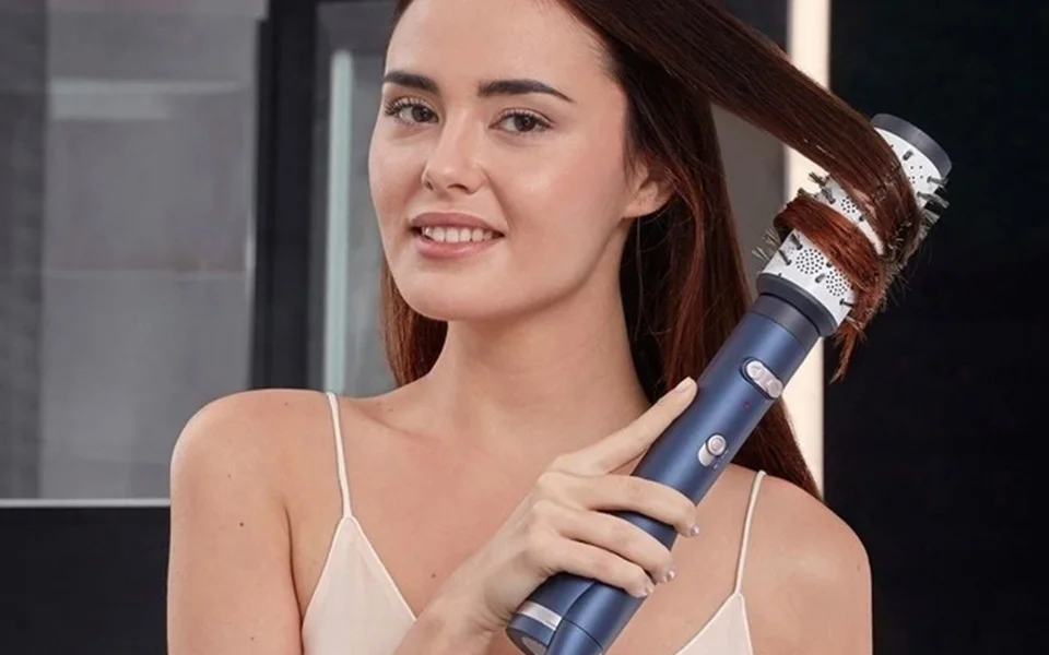 Blue Intelligent Hot Air Brush with Digital Sensor from VS Sassoon