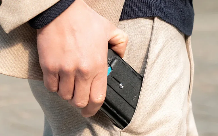 ESR for Magsafe Wallet with Full Find My Functionality